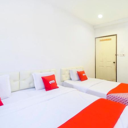 Oyo 44017 L & C Premium Stay Kuching Extérieur photo