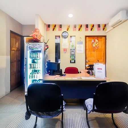 Oyo 44017 L & C Premium Stay Kuching Extérieur photo