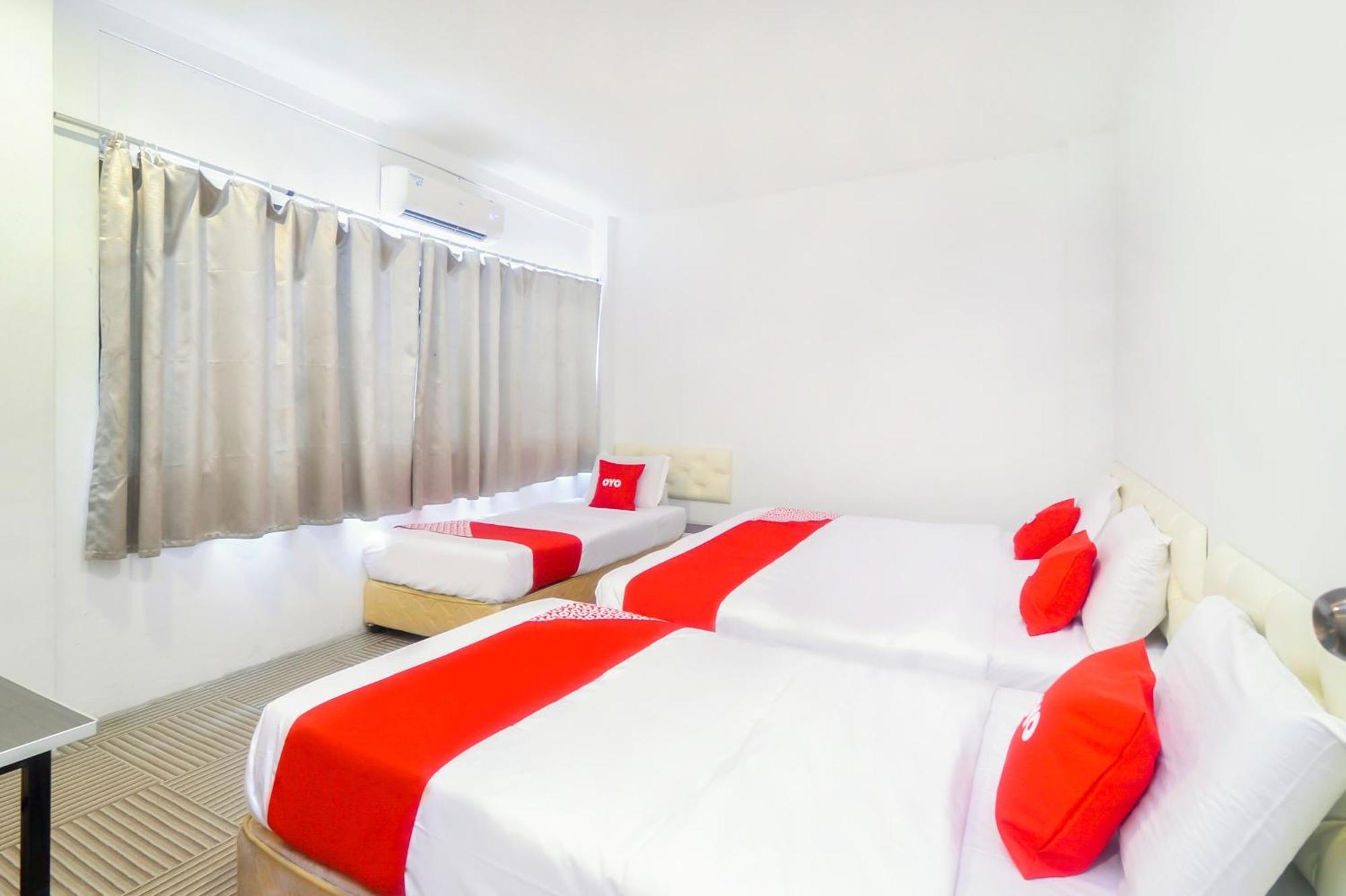 Oyo 44017 L & C Premium Stay Kuching Extérieur photo