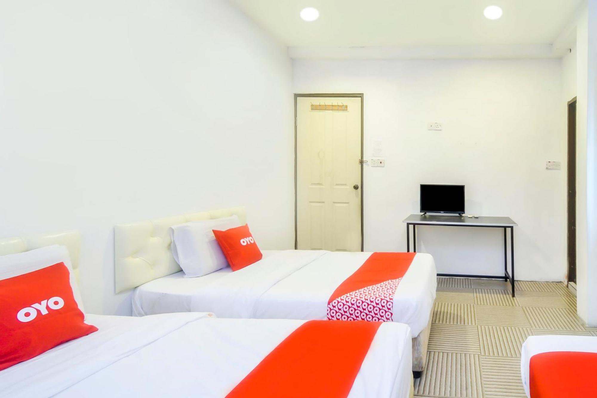 Oyo 44017 L & C Premium Stay Kuching Extérieur photo