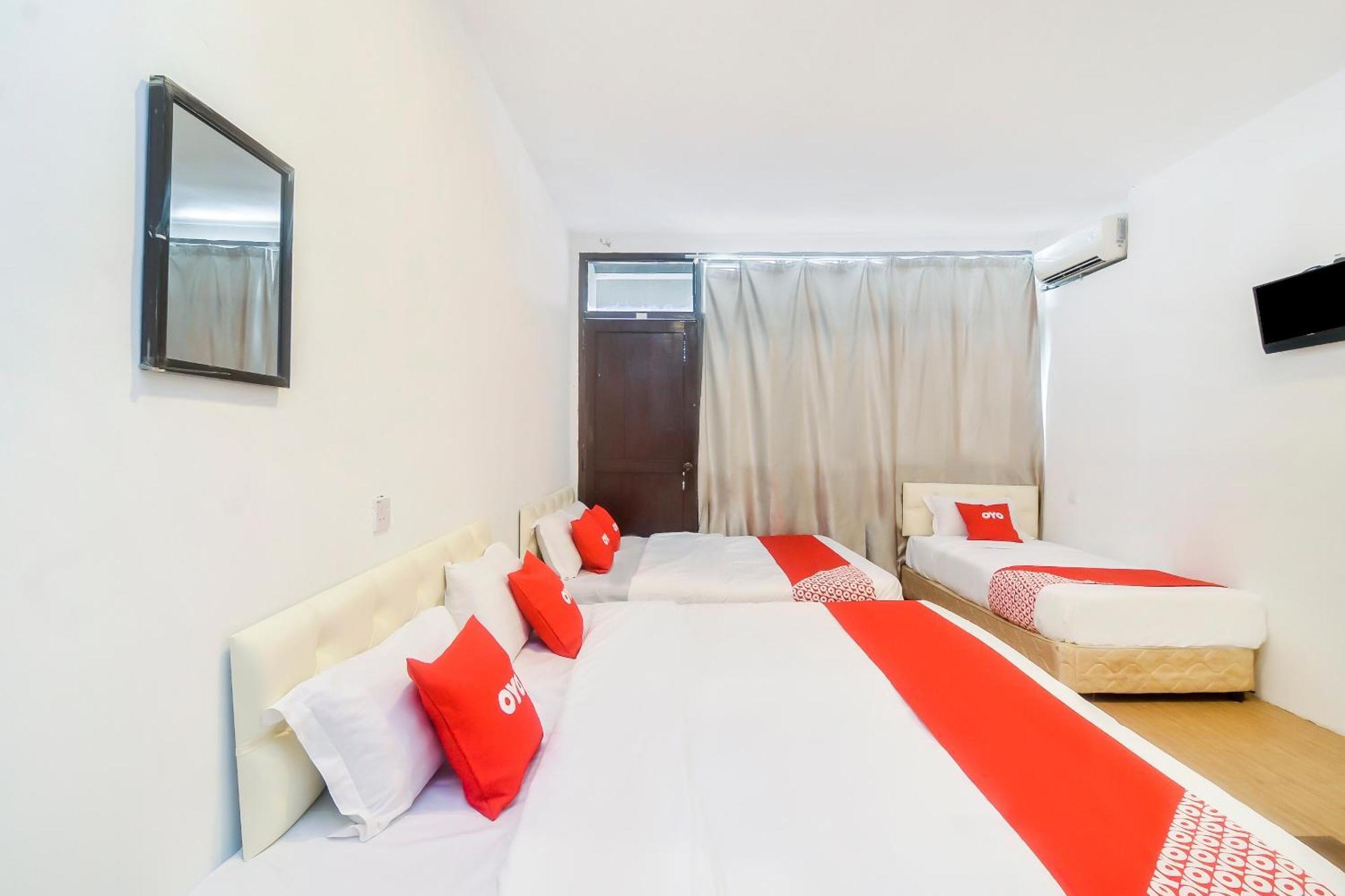 Oyo 44017 L & C Premium Stay Kuching Extérieur photo