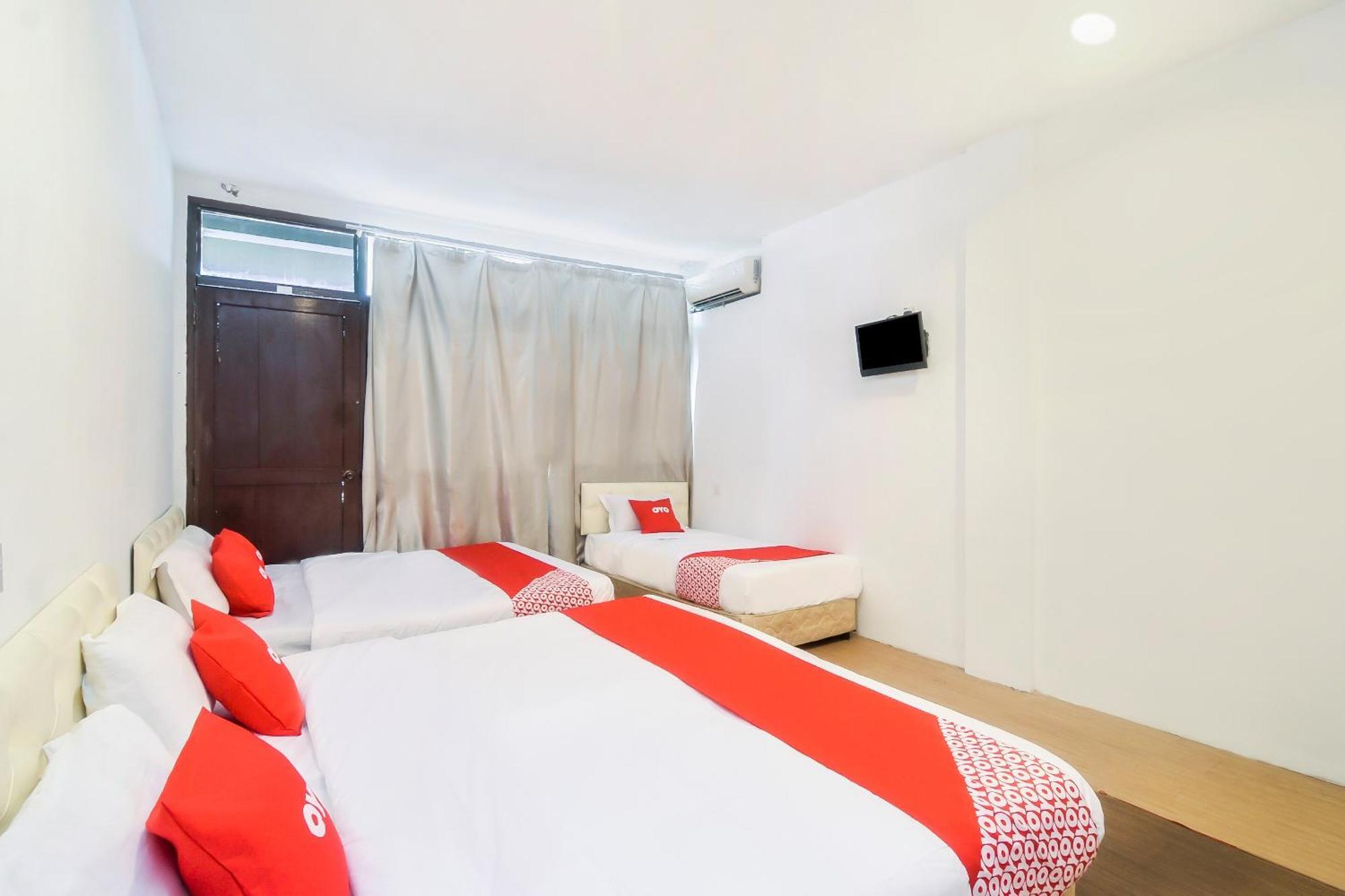 Oyo 44017 L & C Premium Stay Kuching Extérieur photo