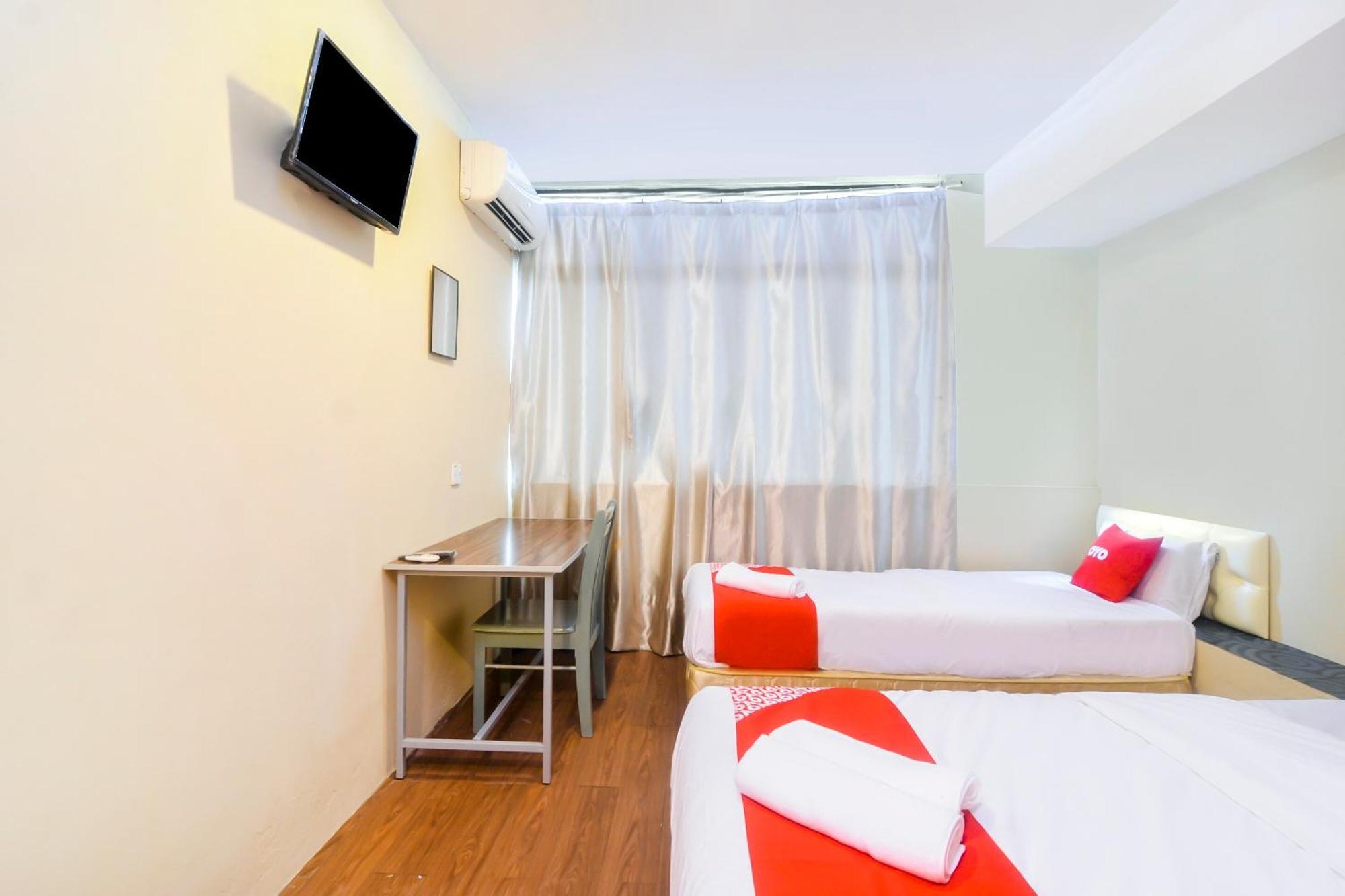 Oyo 44017 L & C Premium Stay Kuching Extérieur photo