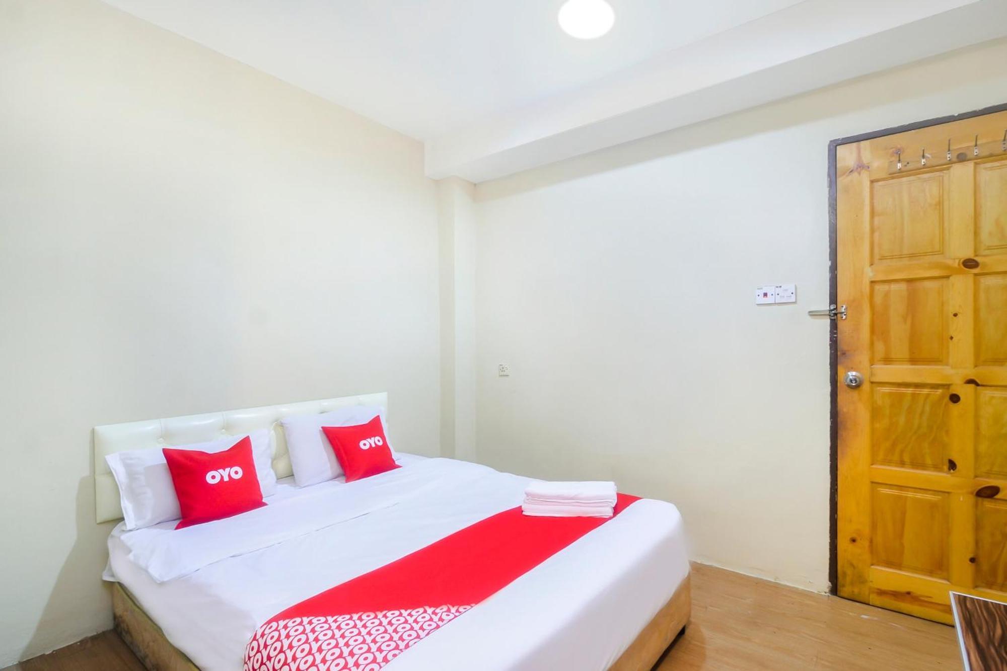 Oyo 44017 L & C Premium Stay Kuching Extérieur photo