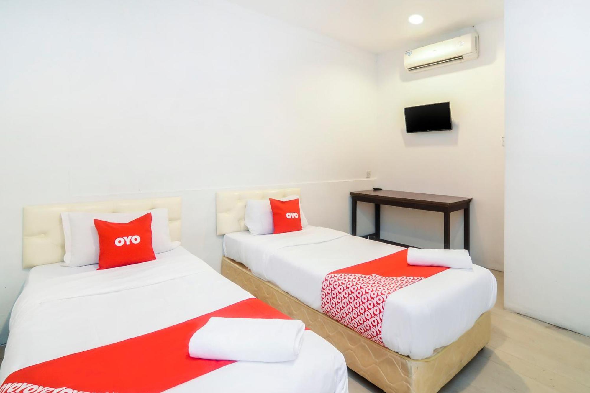 Oyo 44017 L & C Premium Stay Kuching Extérieur photo