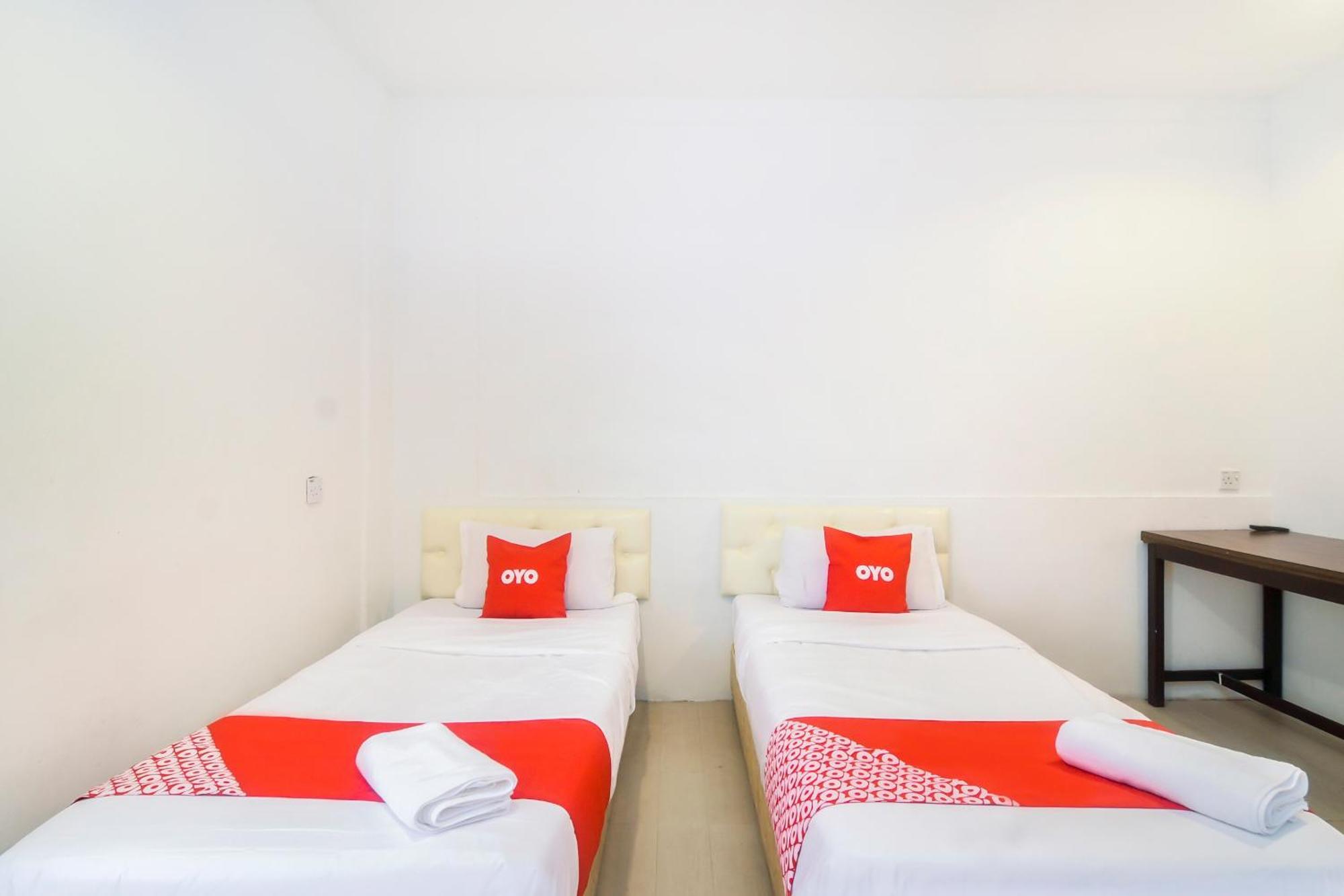 Oyo 44017 L & C Premium Stay Kuching Extérieur photo
