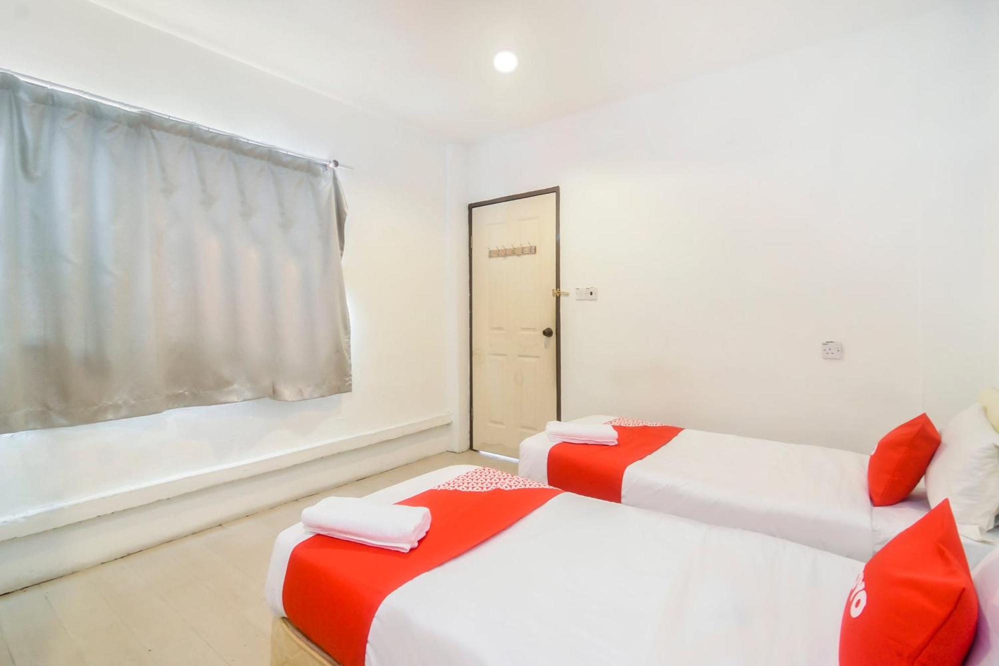 Oyo 44017 L & C Premium Stay Kuching Extérieur photo