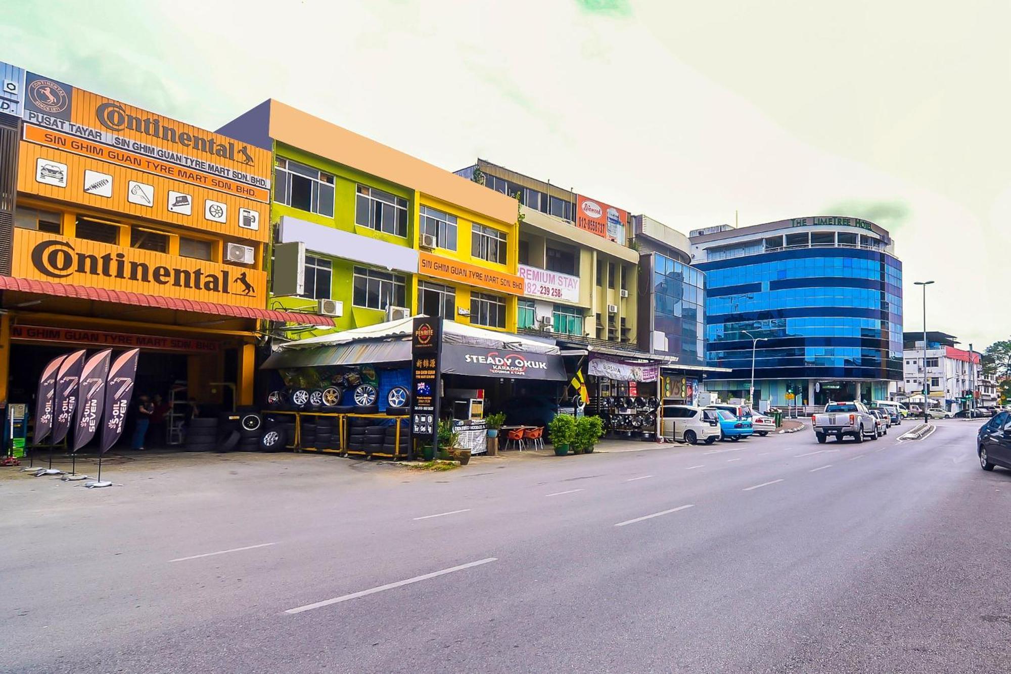 Oyo 44017 L & C Premium Stay Kuching Extérieur photo