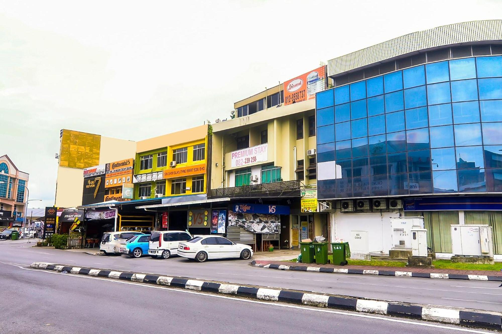 Oyo 44017 L & C Premium Stay Kuching Extérieur photo