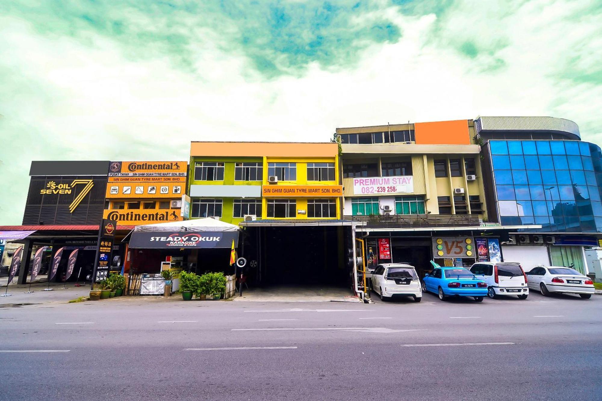 Oyo 44017 L & C Premium Stay Kuching Extérieur photo